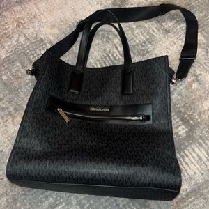 NEW GENTLY USED MICHEAL KORS PURSE WITH HANDLES AND SHOULDER STRAP